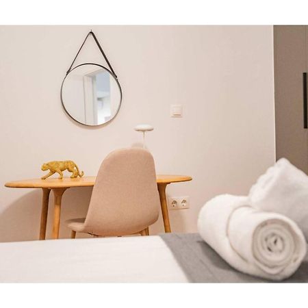 O&O Group - Eclectic Chic Thissio Apartment アテネ エクステリア 写真