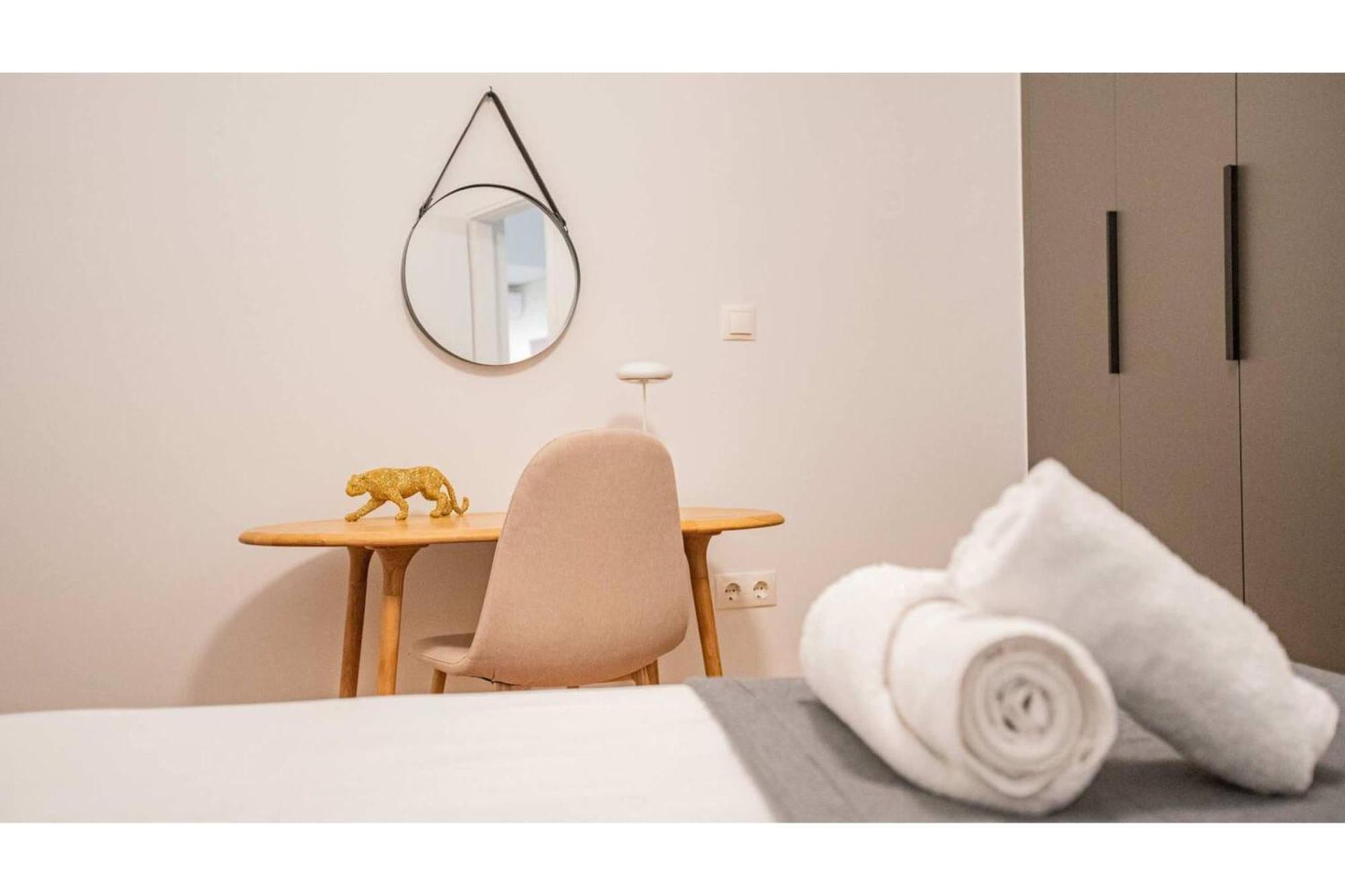 O&O Group - Eclectic Chic Thissio Apartment アテネ エクステリア 写真