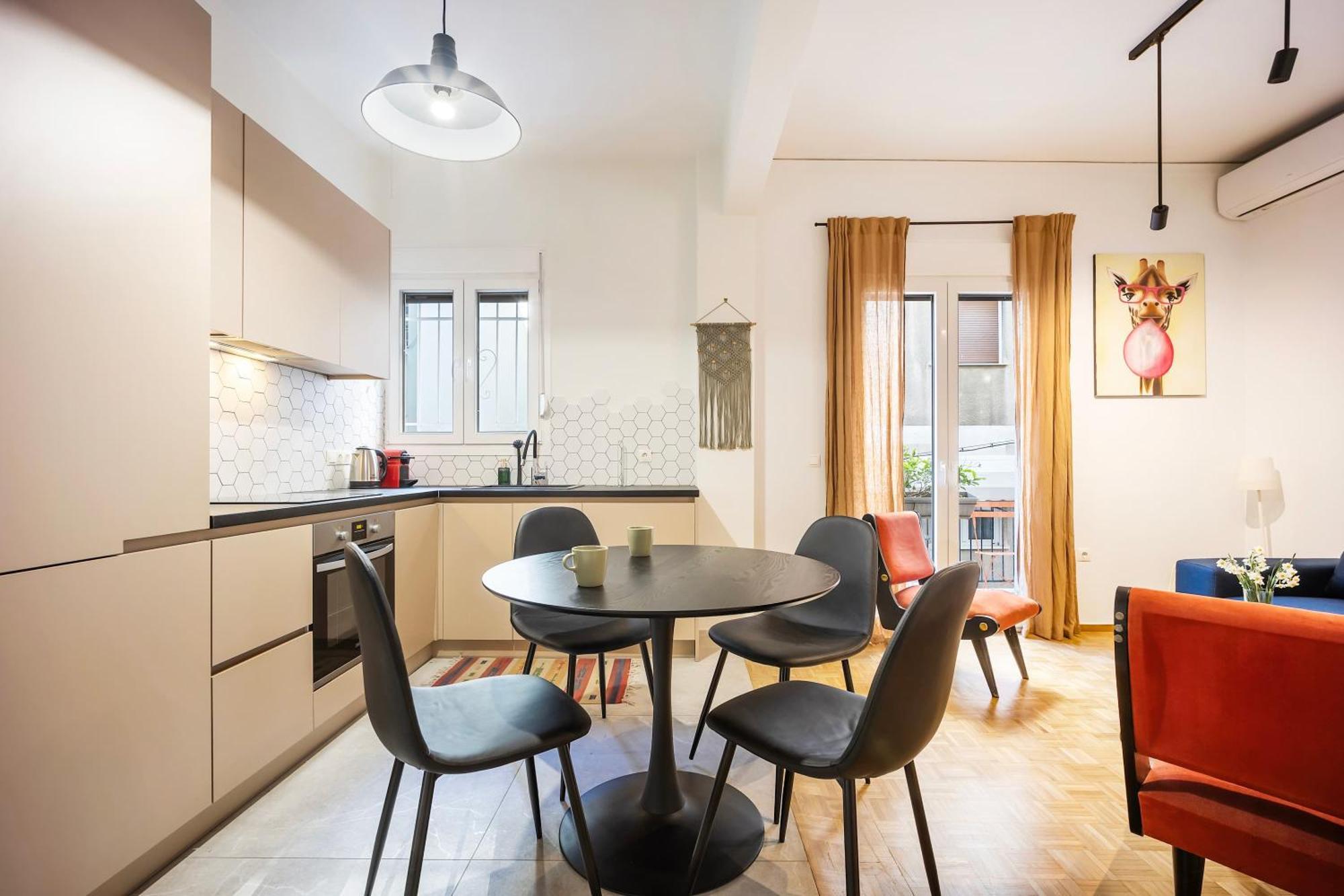 O&O Group - Eclectic Chic Thissio Apartment アテネ エクステリア 写真
